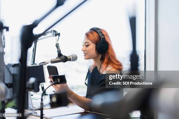 fokus auf weibliche podcaster live-streaming-show - news studio stock-fotos und bilder