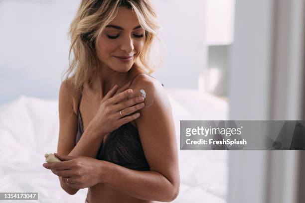 a natural woman enjoying taking care of herself - människokroppen bildbanksfoton och bilder