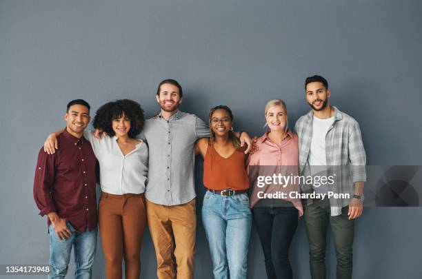 portrait recadré d’un groupe jeune et diversifié d’hommes d’affaires debout ensemble sur un fond gris en studio - femme dans un groupe dhommes photos et images de collection