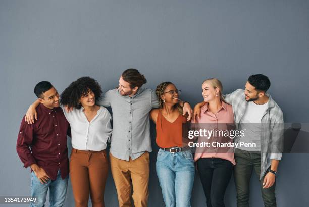 tiro cropped de um grupo jovem e diversificado de empresários de pé juntos contra um fundo cinza no estúdio - atmosfera - fotografias e filmes do acervo