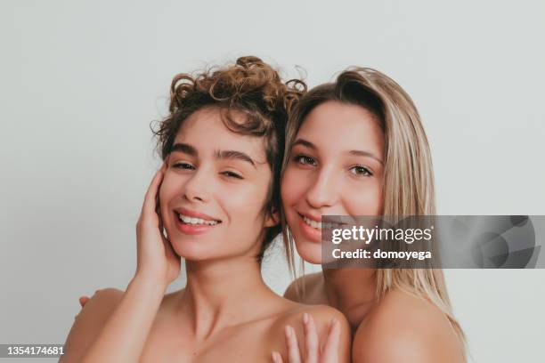 duas jovens com pele clara não usando maquiagem - no make up - fotografias e filmes do acervo