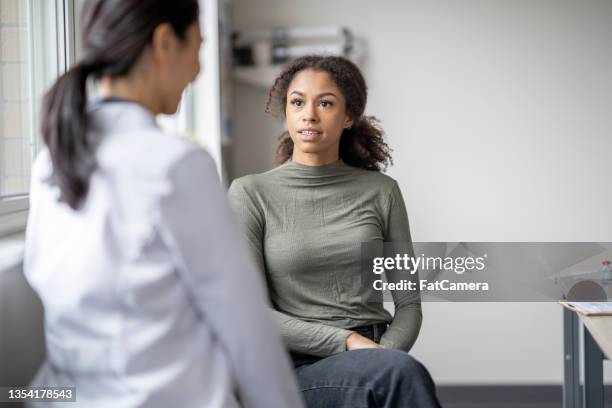 hablar sobre salud mental con el médico - female fotografías e imágenes de stock