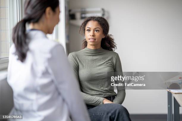 parlare di salute mentale con il medico - african american female foto e immagini stock