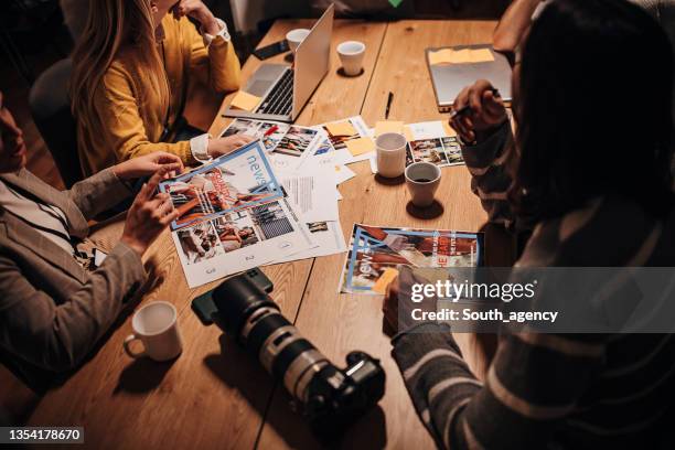 work night in news editorial office - copy editor stock pictures, royalty-free photos & images