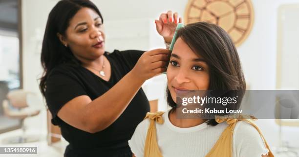 tiro de uma jovem fazendo seu cabelo em um salão - terapeuta de beleza - fotografias e filmes do acervo