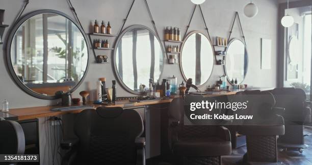 photo de chaises alignées dans un salon de coiffure vide pendant la journée - coiffeur photos et images de collection