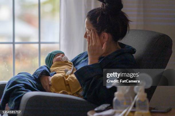 mutter erlebt postpartal - baby depression stock-fotos und bilder