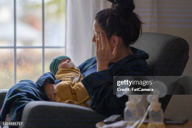 mother experiencing postpartum - depressed mother stockfoto's en -beelden