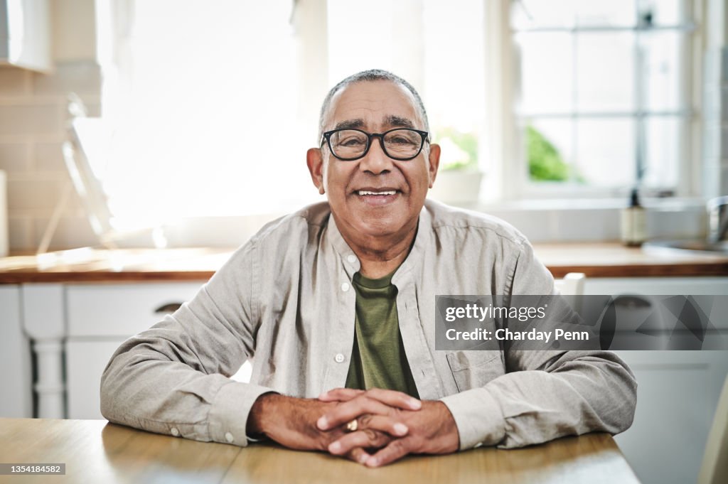Foto de un anciano sentado solo en casa durante el día