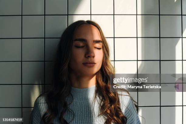 peaceful girl in the shade of the morning sun. - new jersey fotografías e imágenes de stock