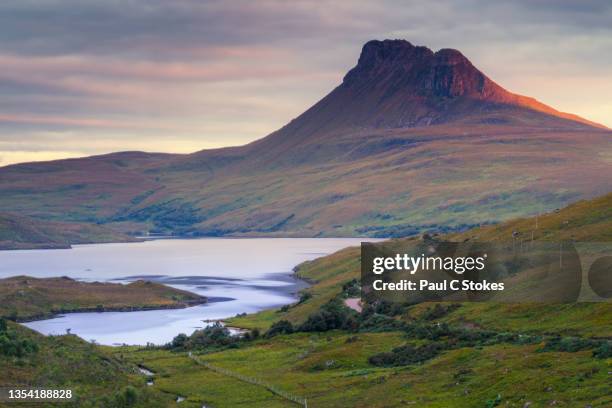 stac polly - loch assynt stockfoto's en -beelden