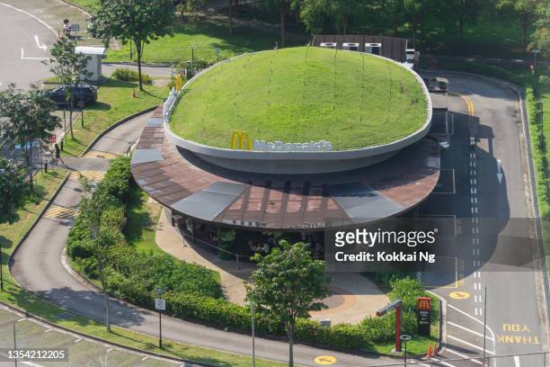 mcdonald's restaurant with grass-covered roof in singapore. - green roof stock pictures, royalty-free photos & images