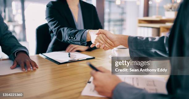 photo de deux hommes d’affaires méconnaissables se serrant la main au travail - handshake photos et images de collection