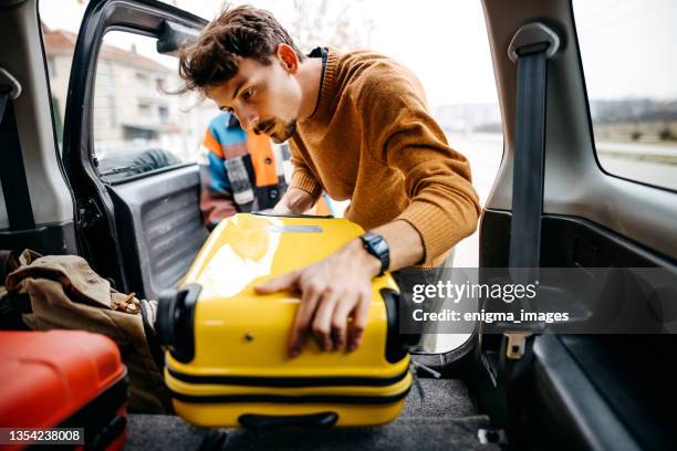 ready to travel - achterbak-van-auto stockfoto's en -beelden