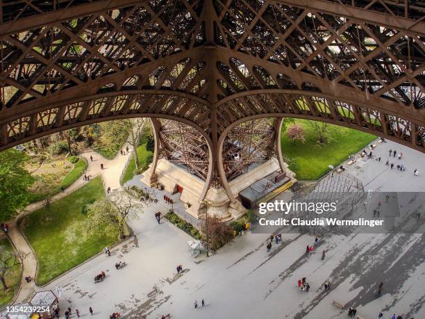 looking down - champs de mars stock pictures, royalty-free photos & images