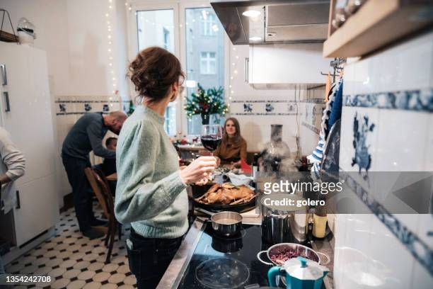 woman preparing goose roast with dumplings for christmas dinner - german greens party stockfoto's en -beelden