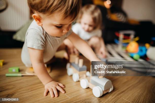 a la abuela le gusta jugar con nosotros - au pair fotografías e imágenes de stock