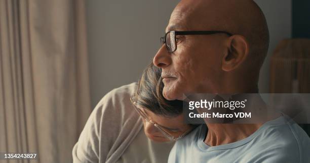 foto de una mujer mayor apoyando su cabeza en el hombro de su esposo - contemplation couple fotografías e imágenes de stock