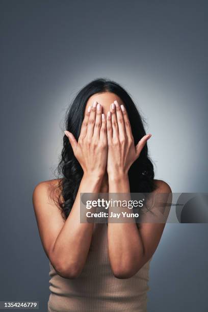 photo d’une jeune femme posant les mains sur le visage - femme visage caché photos et images de collection