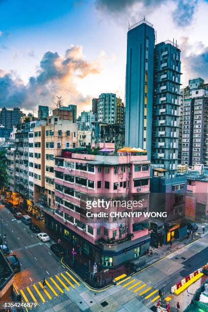 crowded housing apartment buildings in hong kong, china - hong kong community 個照片及圖片檔