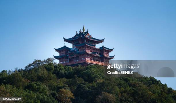 the city god pavilion in hangzhou, china - provincia de zhejiang fotografías e imágenes de stock