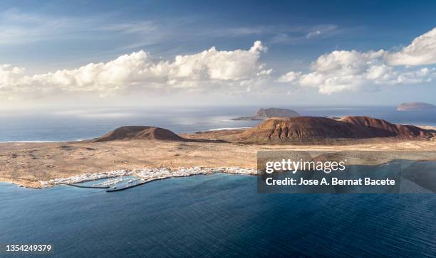 elevated view of a volcanic island in the atlantic ocean at sunset. . graciosa island, canary islands, spain. - biosphere planet earth stockfoto's en -beelden