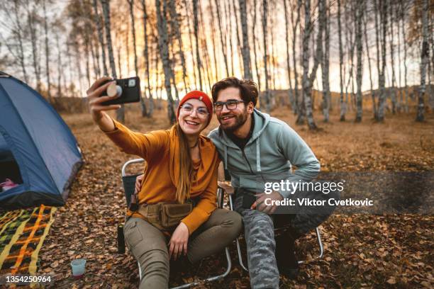 junges paar macht selfie auf dem campingplatz - brille paar stock-fotos und bilder