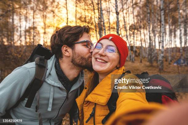 junges paar macht selfie auf dem campingplatz - paar picknick stock-fotos und bilder