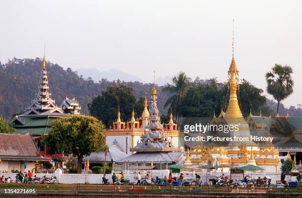 Founded in 1827 by Phaya Singhanataraj, the Shan ruler of Mae Hong Son, Wat Chong Kham contains a 5 metre Buddha image known as Luang Pho To. Wat...