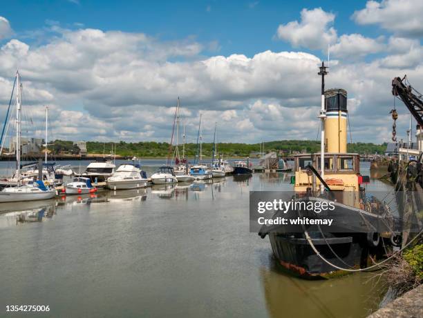 barche nel fiume medway, kent - chatham dockyard foto e immagini stock