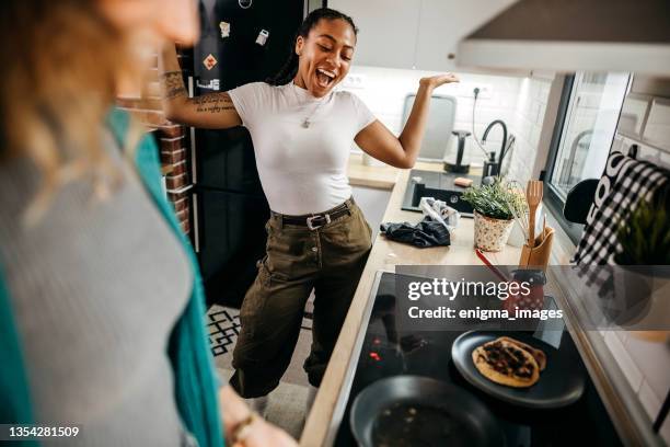 couple making pancakes at home. - housemates stockfoto's en -beelden