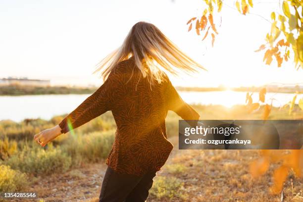summer girl profitant de la nature sur un champ jaune. belle jeune femme dansant à l’extérieur. cheveux longs dans le vent. bonheur et style de vie - arm hair ladies photos et images de collection
