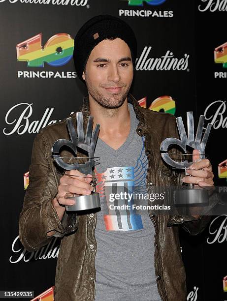 Enrique Iglesias poses at the press room during '40 Principales Awards' 2011 at the Palacio de Deportes on December 9, 2011 in Madrid, Spain.