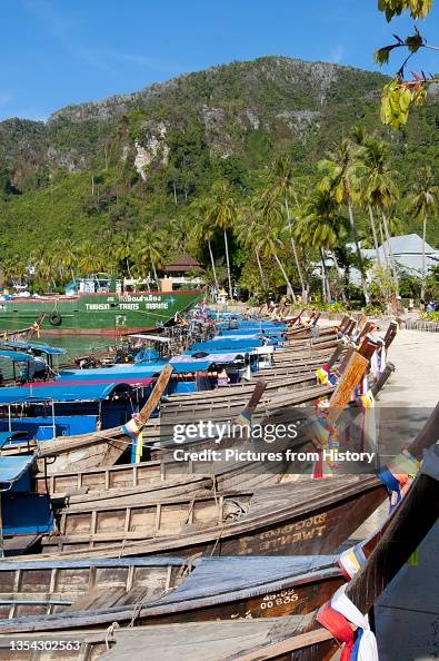 Thailand: Tour boats, Tonsai Bay, Tonsai Village (Ban Ton Sai), Ko Phi Phi Don, Ko Phi Phi Thailand: Tour boats, Tonsai Bay, Tonsai Village (Ban Ton Sai), Ko Phi Phi Don, Ko Phi Phi