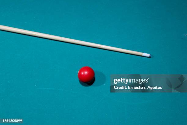 cue snooker and red ball - billard cue stock-fotos und bilder