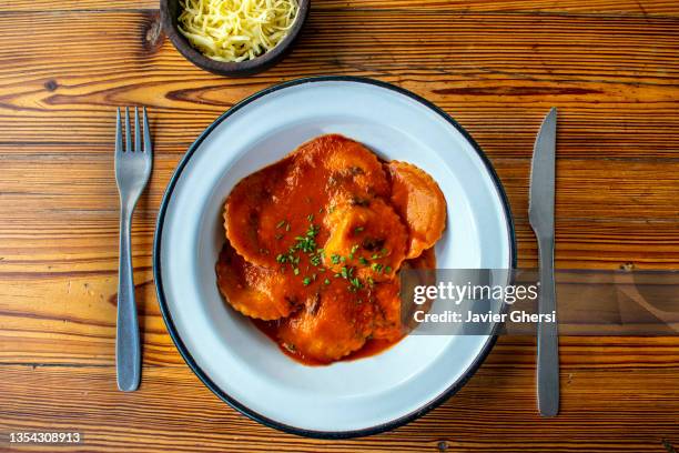 sorrentinos de boniato con salsa de tomate (comida vegetariana) - comida vegetariana stockfoto's en -beelden