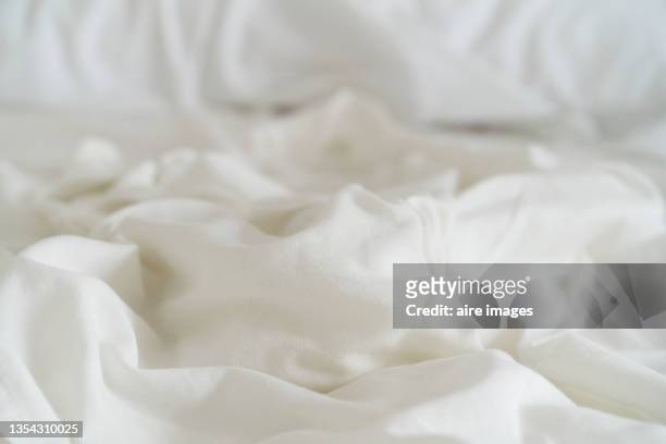 close view of a wrinkled white color bedding.a wrinkled bedding. - white bed cushion stock-fotos und bilder