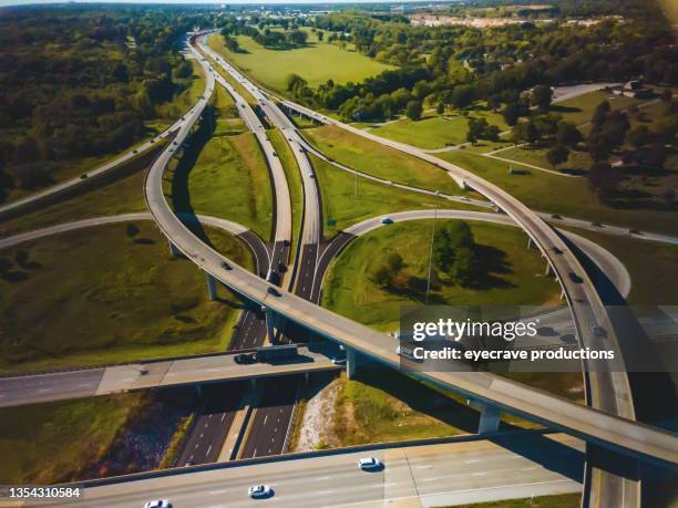 infrastruktur interchange cargo transport long haul semi truck auf einem ländlichen mittleren westen usa interstate highway aerial photo series - interstate 70 stock-fotos und bilder