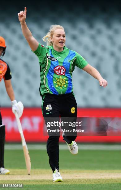 Kim Garth of the Melbourne Stars celebrates the wicket of Beth Mooney of the Perth Scorchers during the Women's Big Bash League match between the...