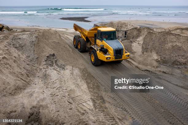 sand mover - digging beach photos et images de collection