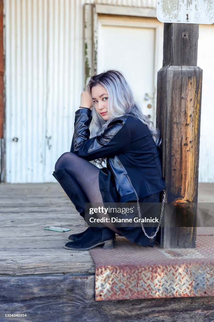 Rock'n'Roll Teenager-Mädchen in schwarzem Lederrock