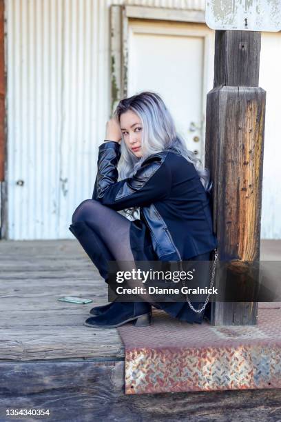 rock'n'roll teenager-mädchen in schwarzem lederrock - lederrock stock-fotos und bilder