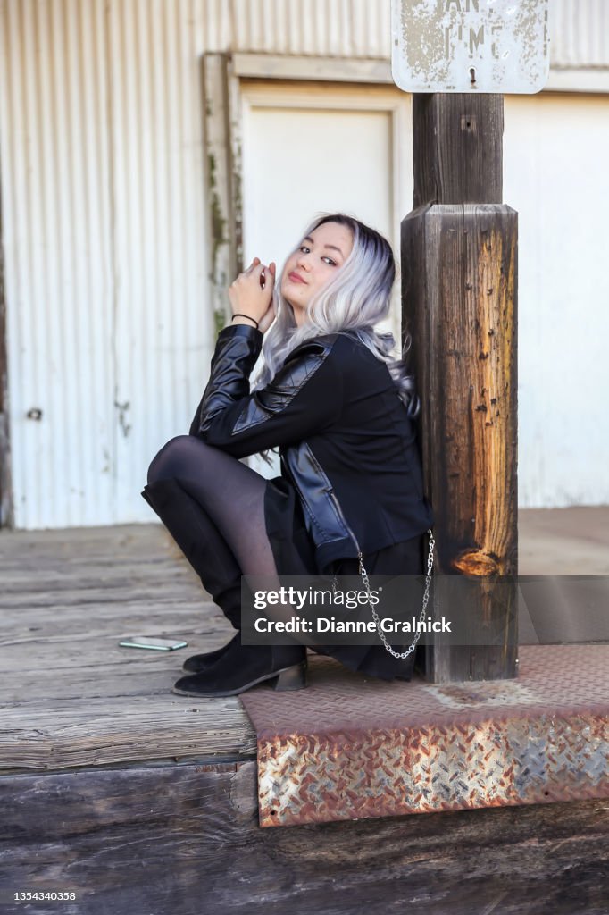 Rock'n'Roll Teenager-Mädchen in schwarzem Lederrock