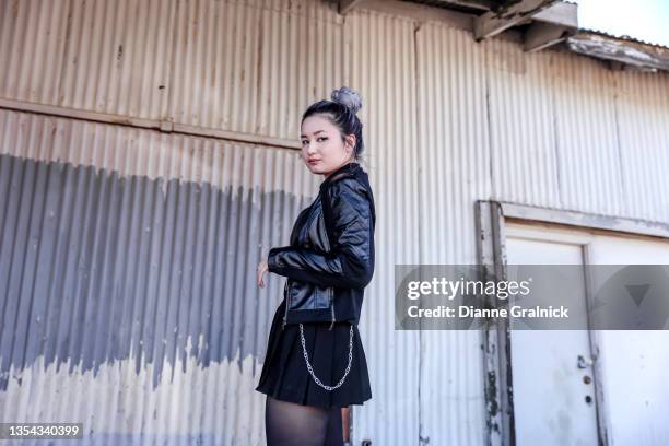 rock'n'roll teenager-mädchen in schwarzem lederrock - lederrock stock-fotos und bilder