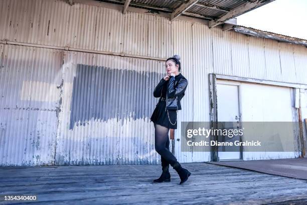 rock'n'roll teenager-mädchen in schwarzem lederrock - lederrock stock-fotos und bilder