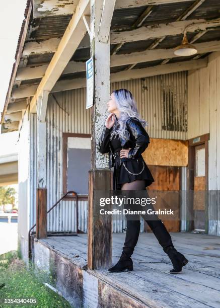 rock'n'roll teenager-mädchen in schwarzem lederrock - lederrock stock-fotos und bilder