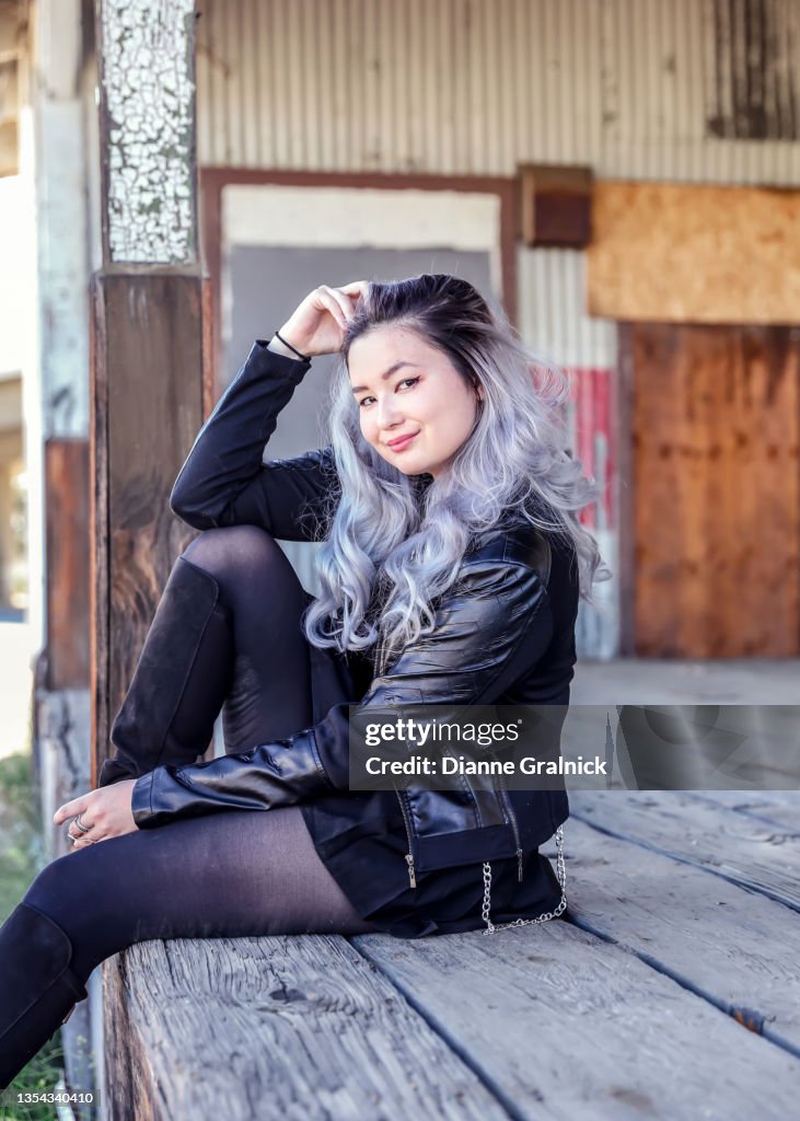 Rock'n'Roll Teenager-Mädchen in schwarzem Lederrock