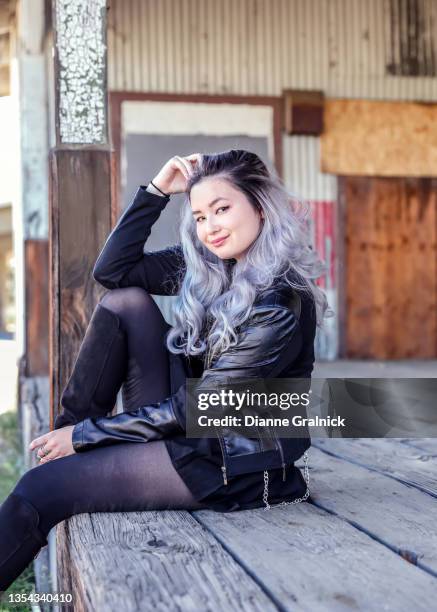 rock'n'roll teenager-mädchen in schwarzem lederrock - lederrock stock-fotos und bilder