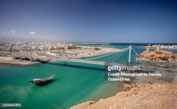 al aygaz suspension bridge sur - oman foto e immagini stock