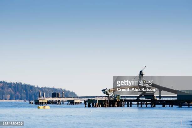 argonaut commercial wharf near campbell river on vancouver island - zinc mining foto e immagini stock
